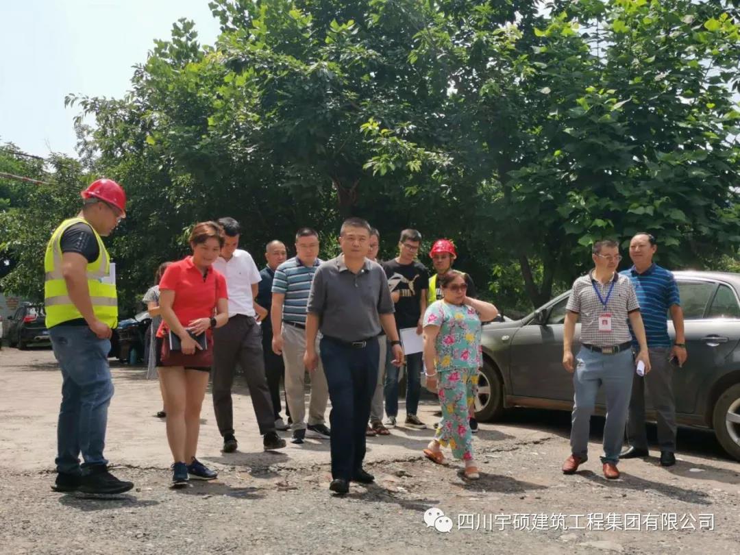 翠屏区区委副书记张林同志莅临宇硕集团象鼻街道老旧小区改造项目现场调研