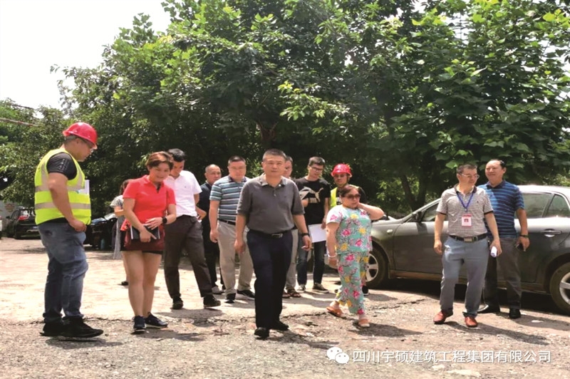 翠屏区区长张林到宇硕集团老旧小区项目调研